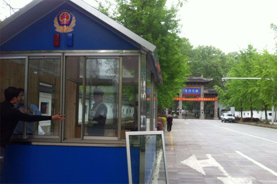 为什么治安岗亭也贴膜？